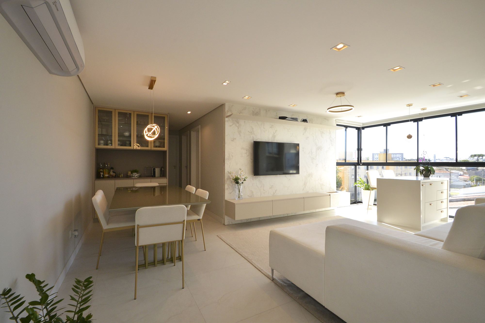 Sala integrada à cozinha após a reforma