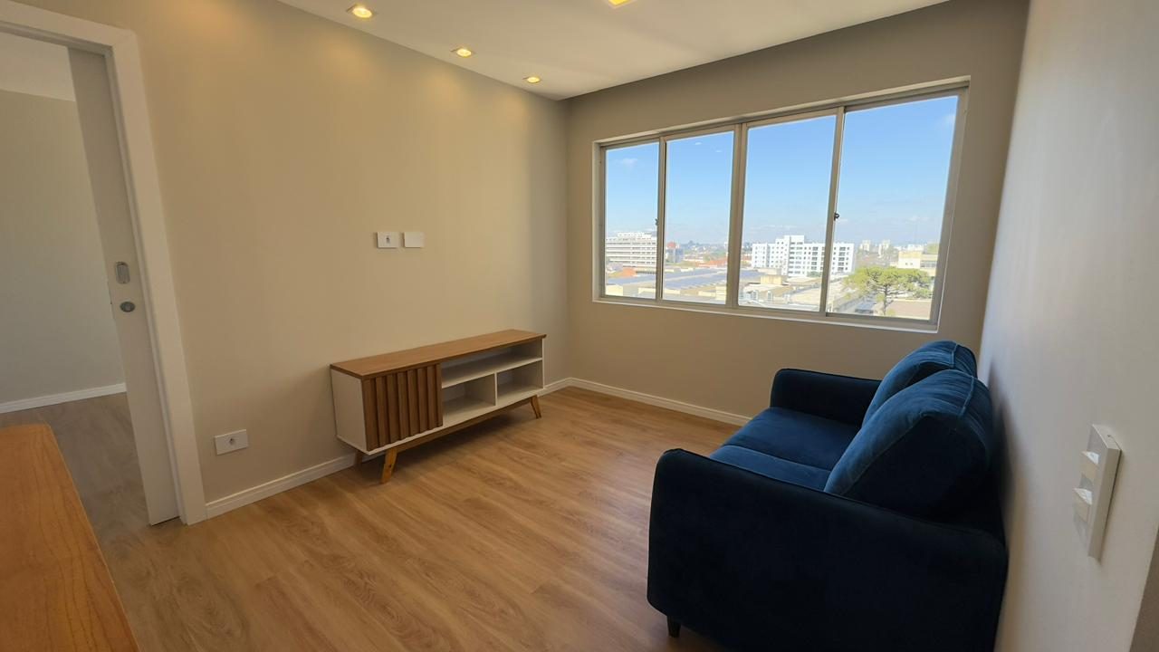 Sala em outro ângulo, com a marcenaria