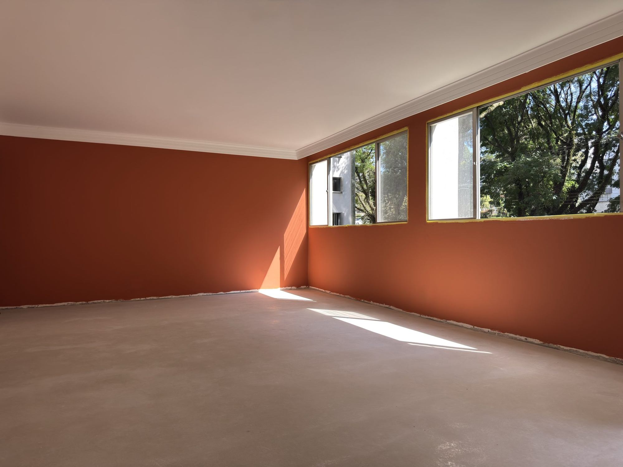 Ambiente com pintura concluída e janelas corridas