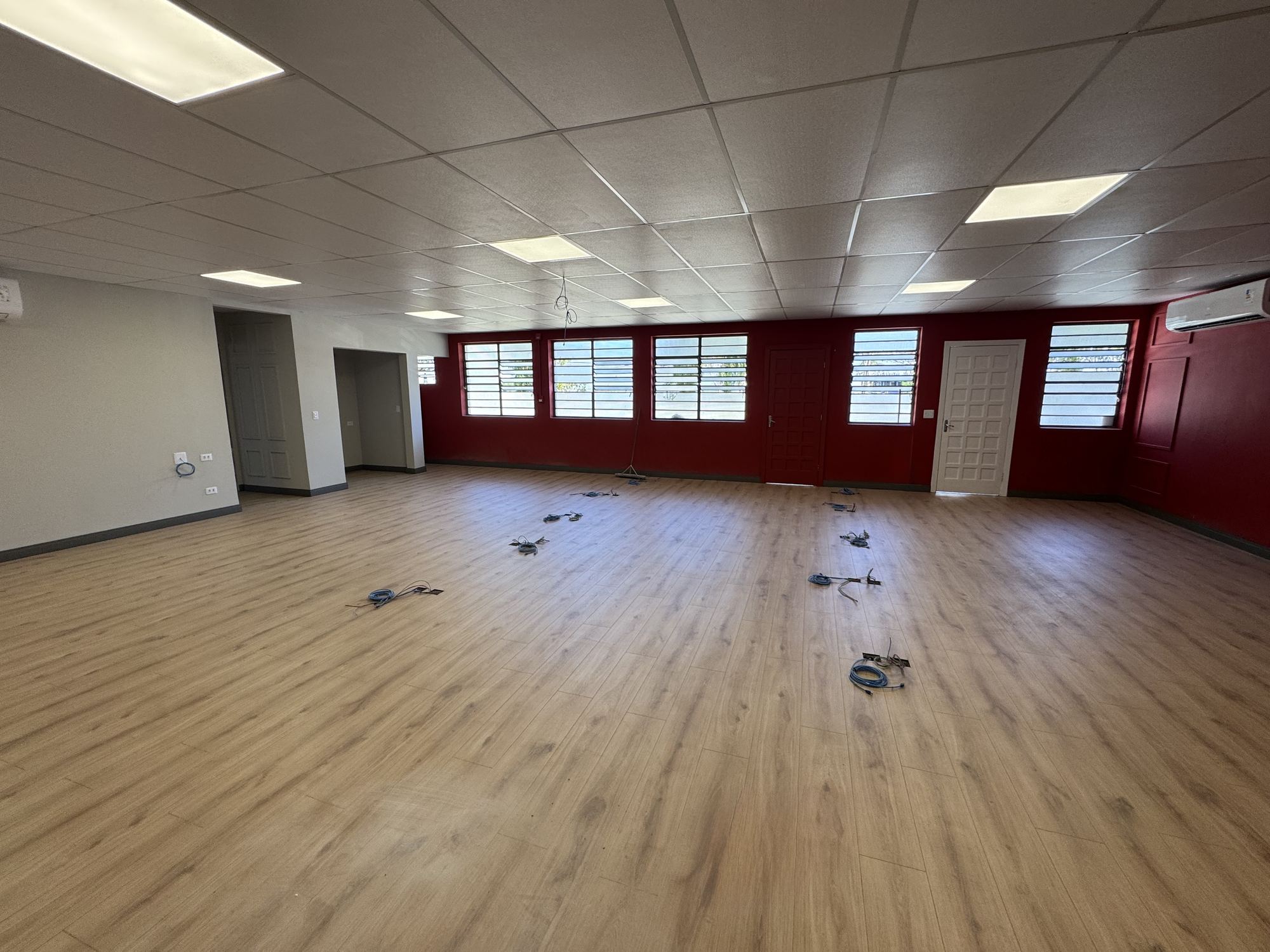 Área administrativa concluída, com piso, forro modular e parede de destaque