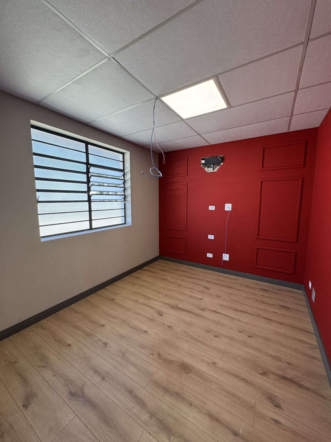 Sala com parede de destaque e pontos elétricos novos