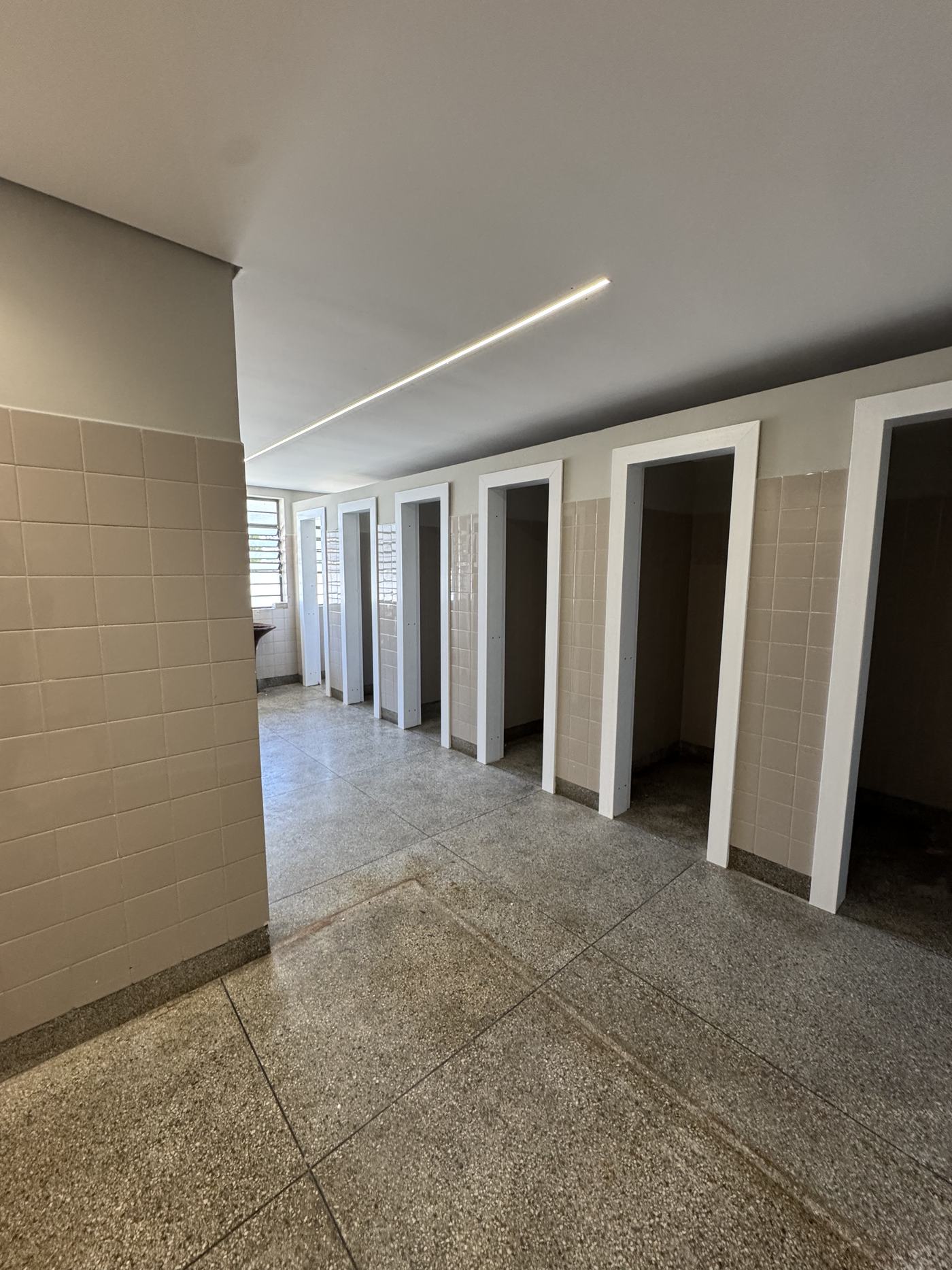 Bloco de sanitários executado na reforma